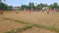 Dua kesebelasan berlaga mengumpulkan poin dalam turnamen sepak bola antar dusun di Gampong (Desa) Babah Krueng, Kecamatan Bandar Dua, Pidie Jaya (Pijay), Rabu (8/6).