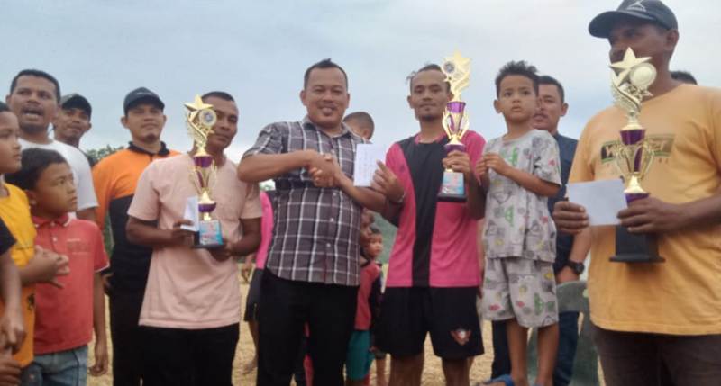 Keuchik Gampong (desa) Babah Krueng, Kecamatan Bandar Dua, Pidie Jaya ( Pijay) Ismail menyerahkan trofi beserta uang pembinaan kepada juara Liga Antar Dusun seusai pertandingan partai final yang berlangsung di desa setempat, Jumat ( 10/6) sore.
