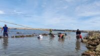 Kolam Labuh Dangkal, Nelayan Keruk Secara Manual