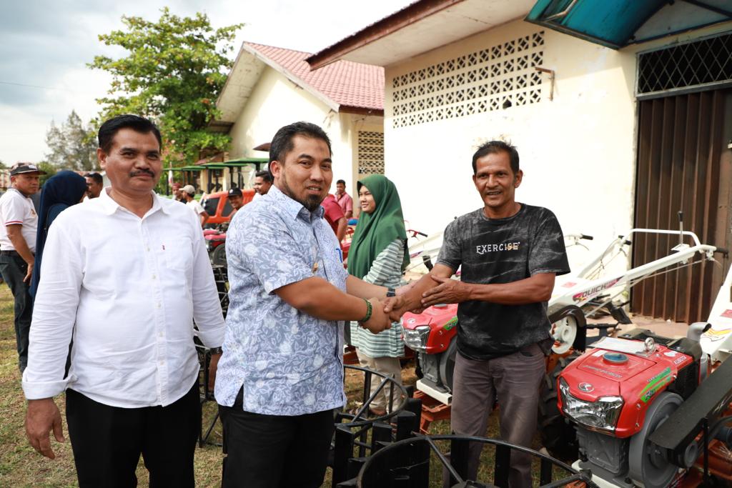 Petani Aceh Besar Terima Puluhan Traktor